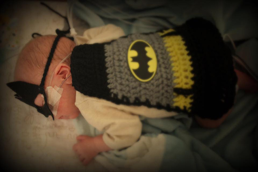 Apró szuperhősök - imádni való jelmezekbe öltöztette a korababákat egy nővér