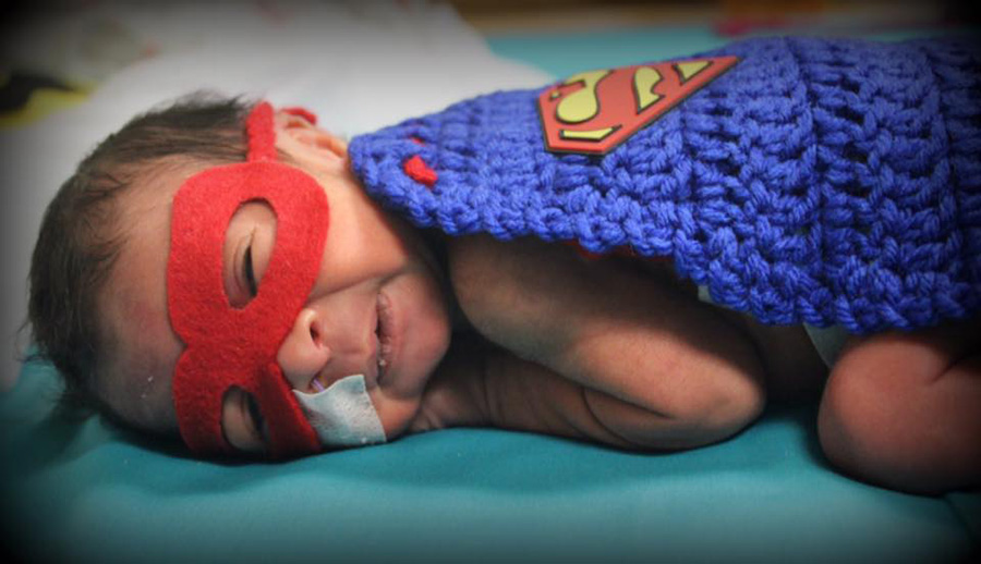 Apró szuperhősök - imádni való jelmezekbe öltöztette a korababákat egy nővér