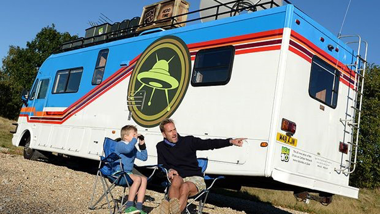 Hamisítatlan apa-fiú élmények a vadonban Ben 10 ikonikus lakóautójával, a Rozogánnyal