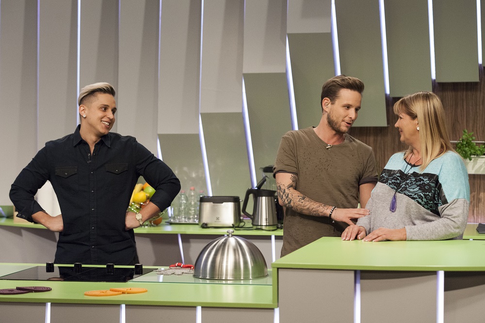 A fiú a bal, az anyuka (Márta) a jobb oldalon. Ma már jóban vannak,semmi dráma.