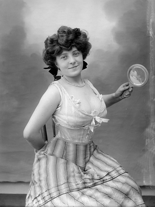 A fűzőtől megszabadultunk, a megfelelési kényszertől nem A fűzőtől megszabadultunk, a megfelelési kényszertől nem