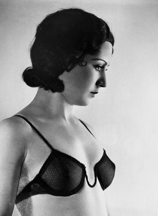 A fűzőtől megszabadultunk, a megfelelési kényszertől nem A fűzőtől megszabadultunk, a megfelelési kényszertől nem