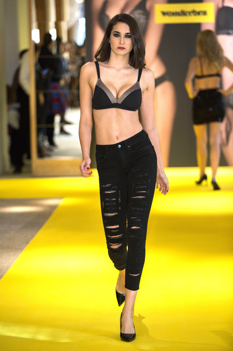 A fűzőtől megszabadultunk, a megfelelési kényszertől nem A fűzőtől megszabadultunk, a megfelelési kényszertől nem