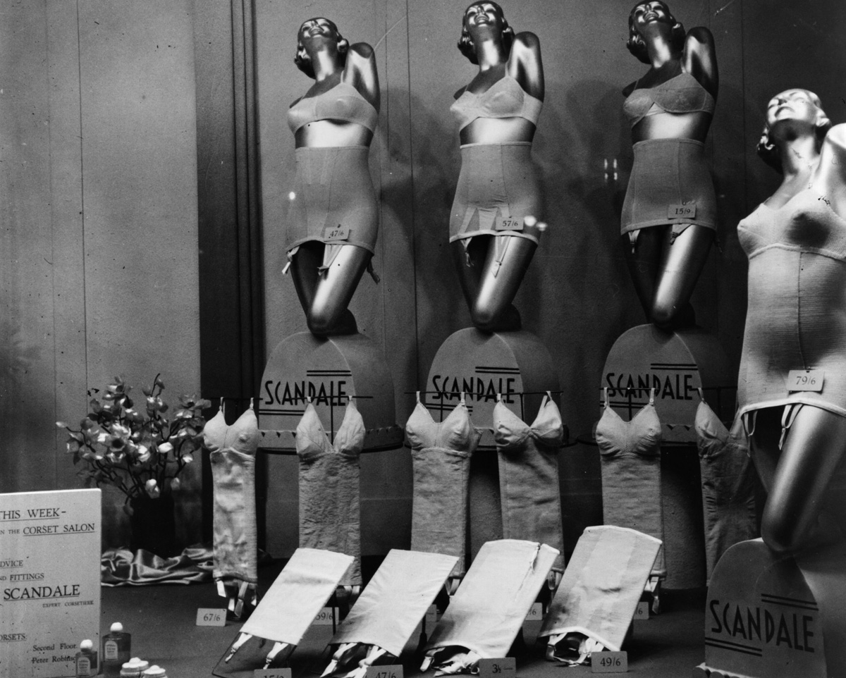 A fűzőtől megszabadultunk, a megfelelési kényszertől nem A fűzőtől megszabadultunk, a megfelelési kényszertől nem