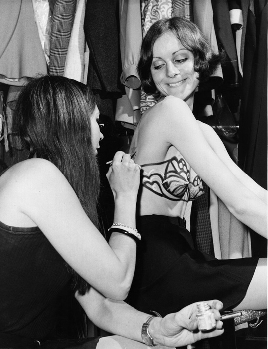 A fűzőtől megszabadultunk, a megfelelési kényszertől nem A fűzőtől megszabadultunk, a megfelelési kényszertől nem