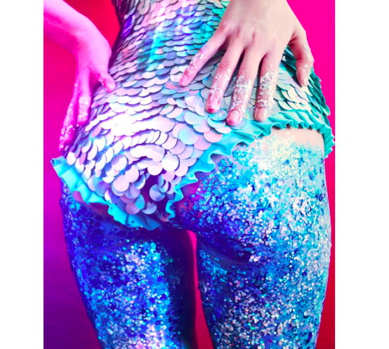 Csillogó fenék a bizarr szépségtrend, de nagyon nincs rá szükségünk