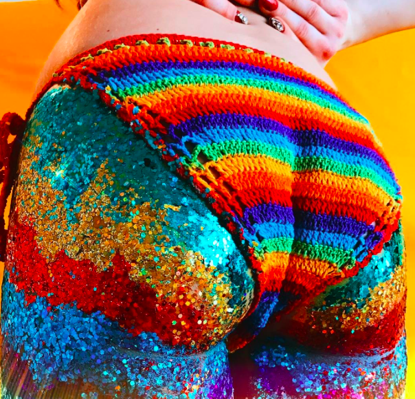 Csillogó fenék a bizarr szépségtrend, de nagyon nincs rá szükségünk