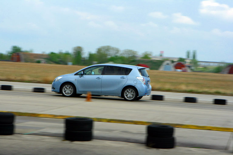 A vezetéstechnikai pályán biztonságos körülmények között lehet megismerni az autó és a vezető határait (Fotó: Szörényi András/Vezess.hu)