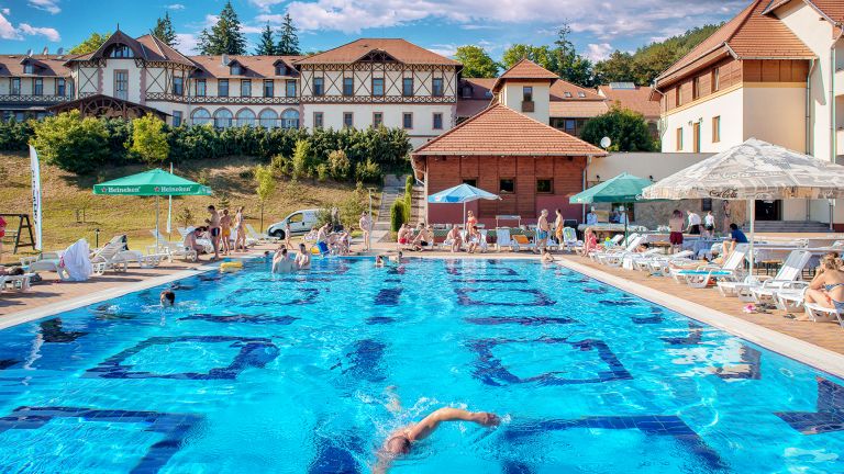 Szülinapi majális az Erzsébet Park Hotelben (X) Szülinapi majális az Erzsébet Park Hotelben (X)