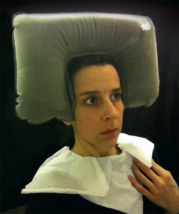 Leány a gyöngy fülbevalóval helyett leány nyaktámasztó párnával (Fotó: //www.ninakatchadourian.com)