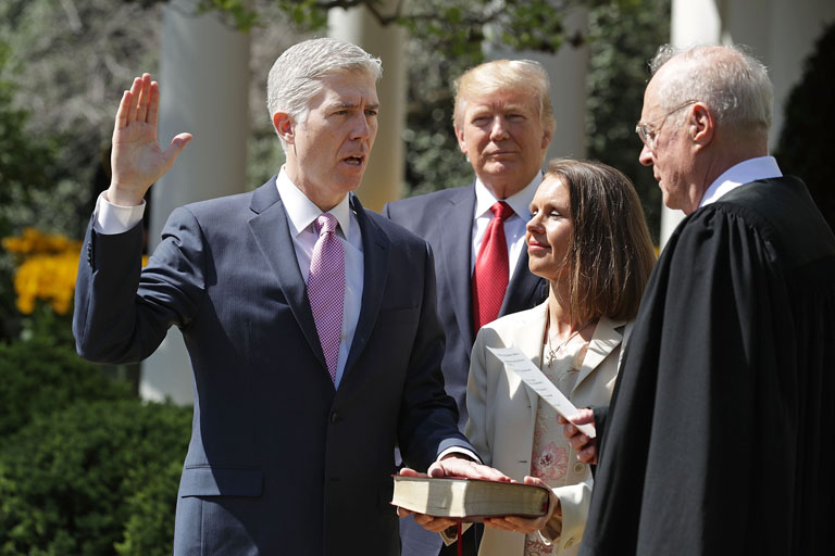 Neil Gorsuch beiktatása Donald Trump eddigi legnagyobb győzelme