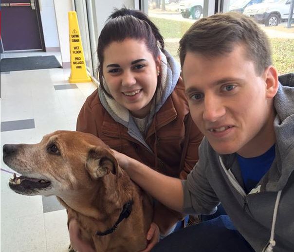 17 évesen fogadták örökbe kutyájukat – megélte első gyermeküket 