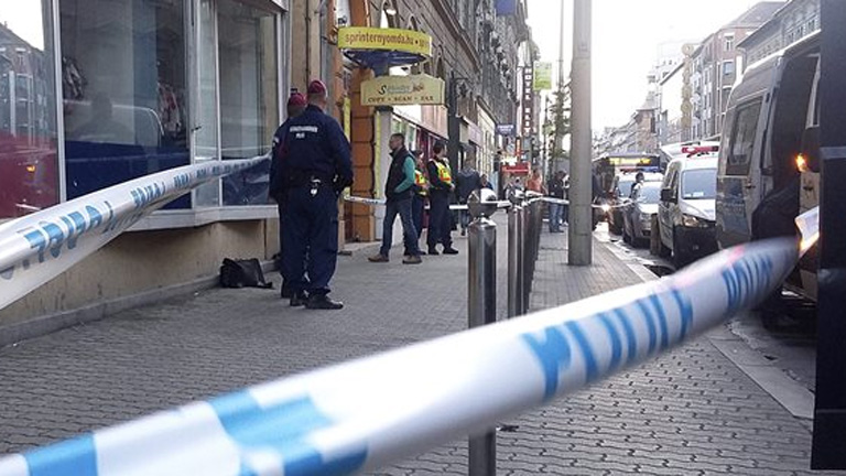 Helyszínelő rendőrök a Rákóczi úti épületnél - MTI Fotó: Mihádák Zoltán