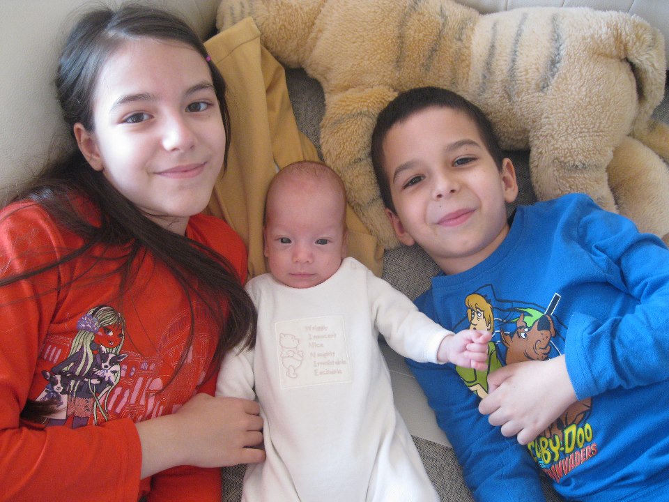 Márk végre otthon: Dorka, Márk és Domi