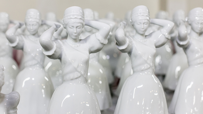 Ismét trendi a hollóházi porcelán