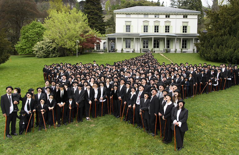 Soha nem öltöztek még ennyien Chaplinnek