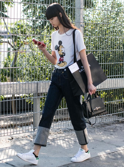 Így hordd a farmert idén tavasszal, ha a szűk nadrágokat már unod