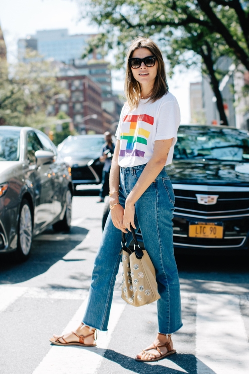 Így hordd a farmert idén tavasszal, ha a szűk nadrágokat már unod