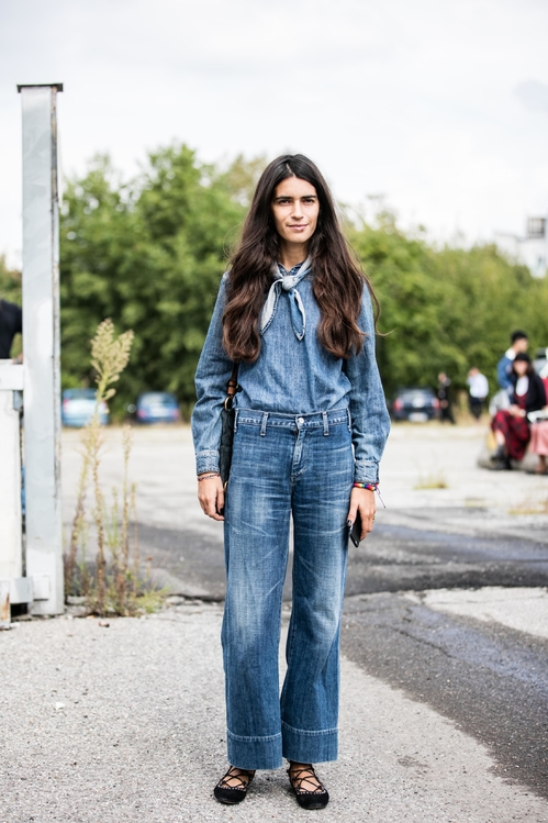 Így hordd a farmert idén tavasszal, ha a szűk nadrágokat már unod