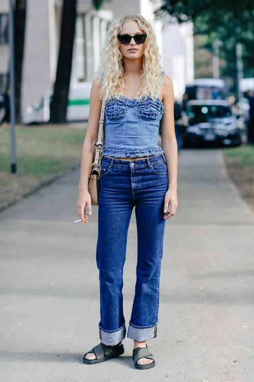 Így hordd a farmert idén tavasszal, ha a szűk nadrágokat már unod