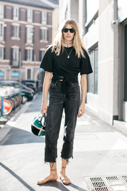 Így hordd a farmert idén tavasszal, ha a szűk nadrágokat már unod