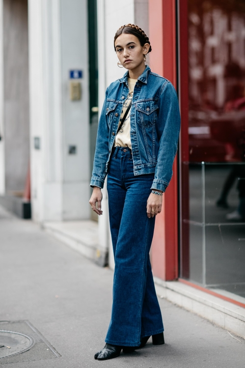 Így hordd a farmert idén tavasszal, ha a szűk nadrágokat már unod