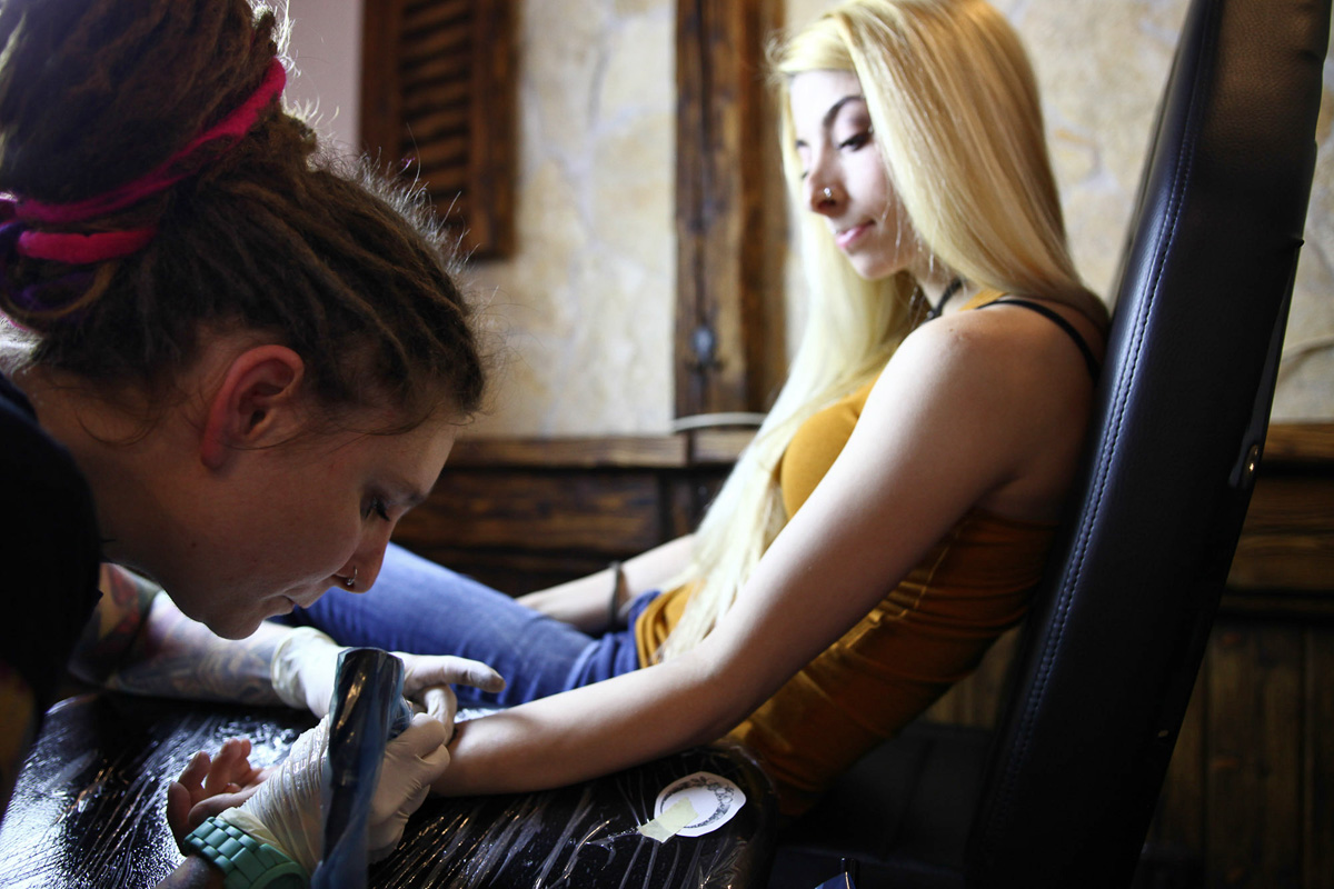 Hittantanárból lett tetováló Ani, a kétgyerekes családanya