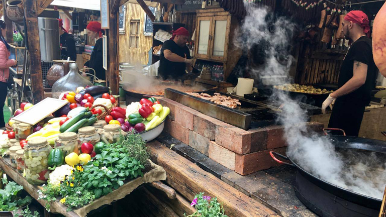 Korongozás, raku-égetés és gasztrohétvége a Vörösmarty téren Korongozás, raku-égetés és gasztrohétvége a Vörösmarty téren