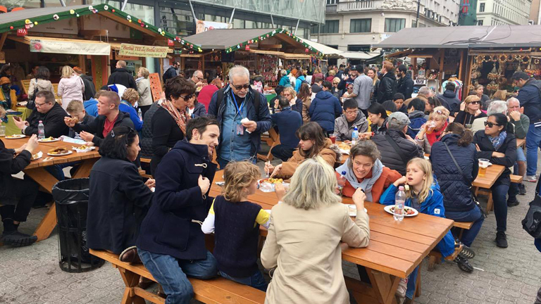 Korongozás, raku-égetés és gasztrohétvége a Vörösmarty téren Korongozás, raku-égetés és gasztrohétvége a Vörösmarty téren