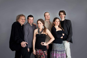 Szorgalmasan mézet készít, gyermekünknek jövőt épít Szorgalmasan mézet készít, gyermekünknek jövőt épít