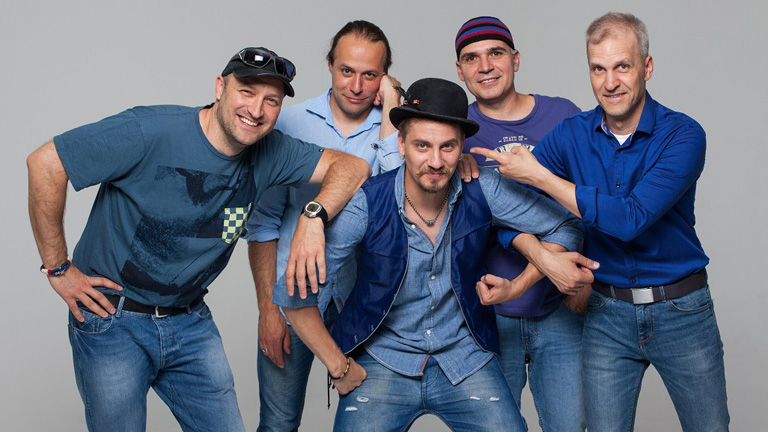 Szorgalmasan mézet készít, gyermekünknek jövőt épít