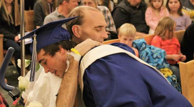 Pár órán belül a lánya esküvőjét és a fia diplomaosztóját is láthatta a halálos beteg orvos 