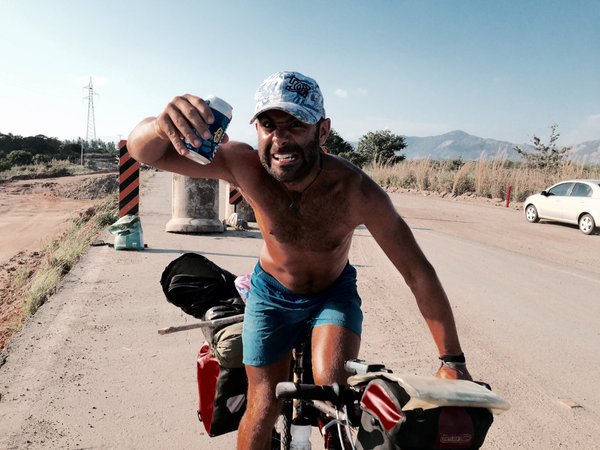 7 év után találkozott újra anyukájával a srác, aki körbebiciklizte a Földet