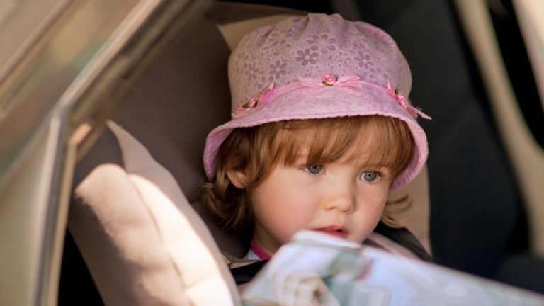 A busz hátuljából esett ki a 4 éves kislány