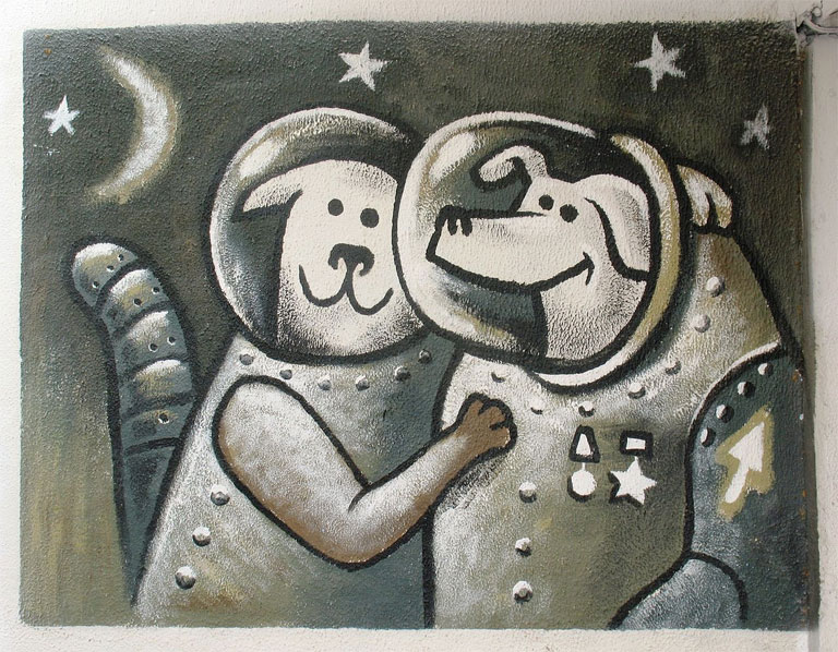 Belkát és Sztrelkát megörökítő orosz graffiti (Fotó: Wikipedia)