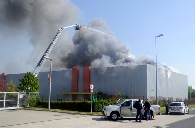 Kigyulladt egy budaörsi raktárépület