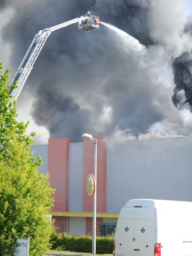 A tűzoltók jelenleg is próbálják a tüzet megfékezni