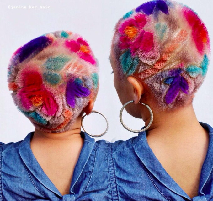 Még extrémebb lett a szivárványhaj