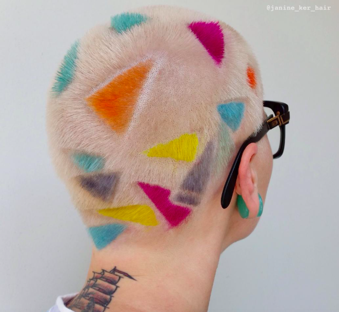 Még extrémebb lett a szivárványhaj