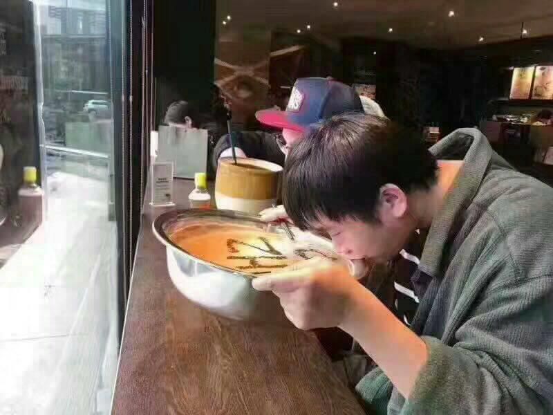 A baristák réme: furcsábbnál furcsább edényekbe kéri a kávét a Starbucksban egy srác