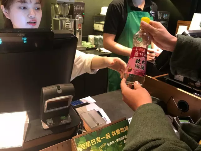 A baristák réme: furcsábbnál furcsább edényekbe kéri a kávét a Starbucksban egy srác