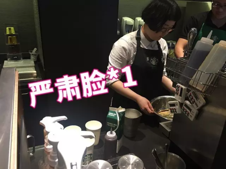 A baristák réme: furcsábbnál furcsább edényekbe kéri a kávét a Starbucksban egy srác