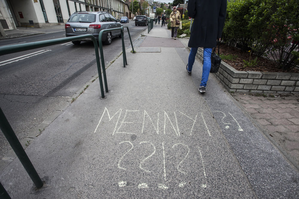 Aszfalton üzent a rejtélyes budapesti hódoló