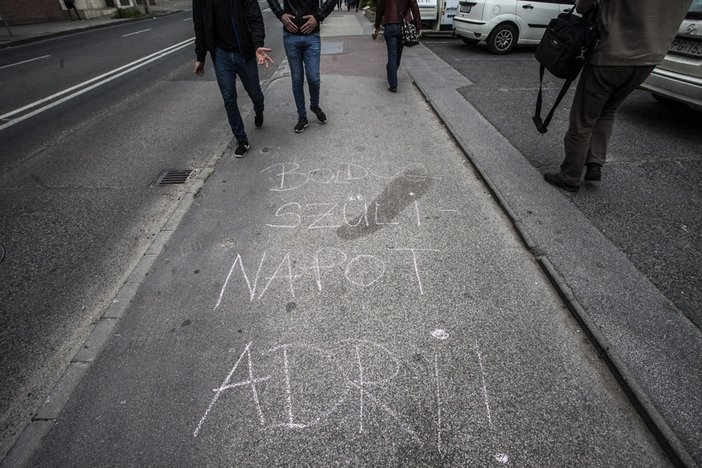 Aszfalton üzent a rejtélyes budapesti hódoló
