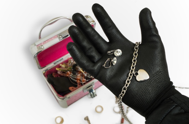 2 év 2 hónap fegyházra ítélték a nyaklánckitépőt