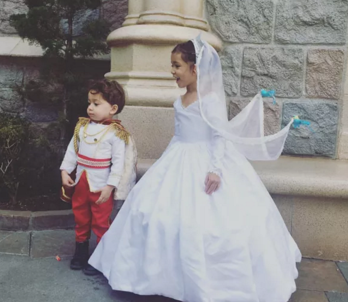 Saját készítésű Disney- jelmezei mentették meg a hajléktalan apát és családját