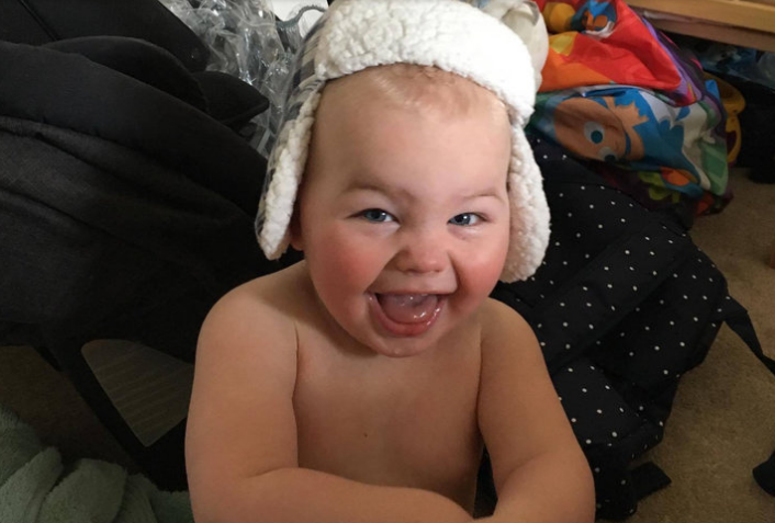 Bezárta magát az autóba, tűzoltók szabadították ki a 14 hónapos kisfiút