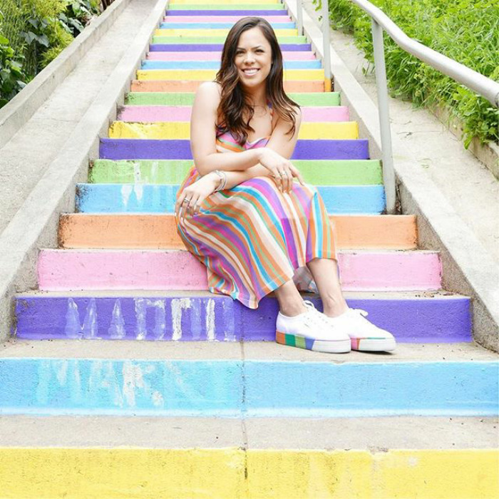 Ez a lány rendszeresen összeöltözik a művészettel