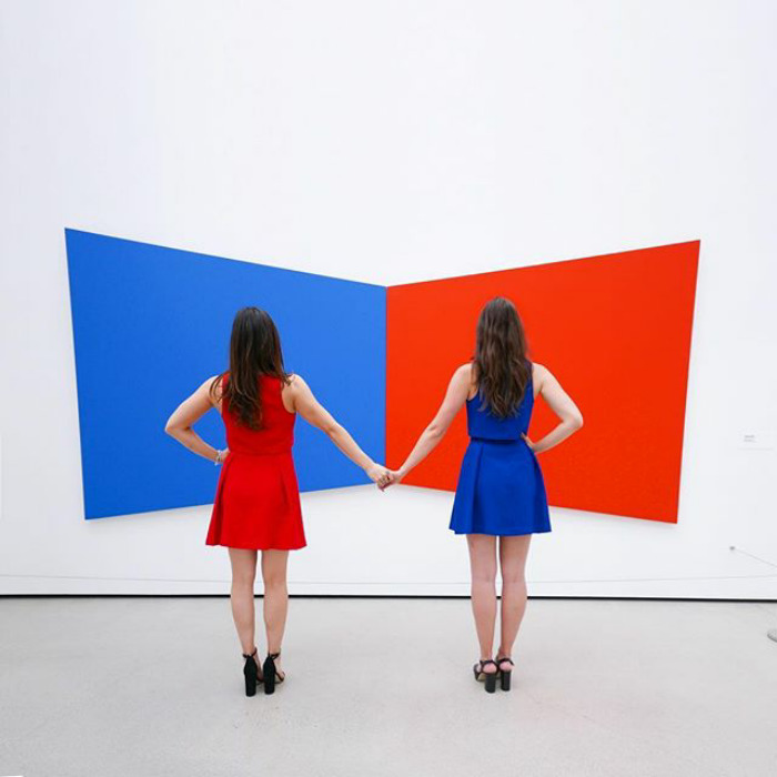 Ez a lány rendszeresen összeöltözik a művészettel