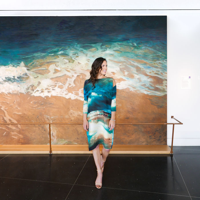 Ez a lány rendszeresen összeöltözik a művészettel